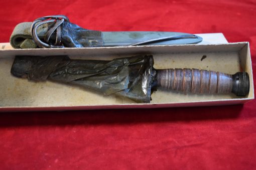 THU JUL 24, US WWII NEW IN THE ORIGINAL BOX CAMILLUS M4 BAYONET & M8A1 SCABBARD, MINT UN-ISSUED! - Image 1