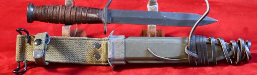 THU JUL 24, US WWII SCARCE MAKER, KINFOLKS GUARD MARKED, M3 FIGHTING KNIFE WITH M8 SCABBARD, MINT COLLECTOR GRADE! - Image 2