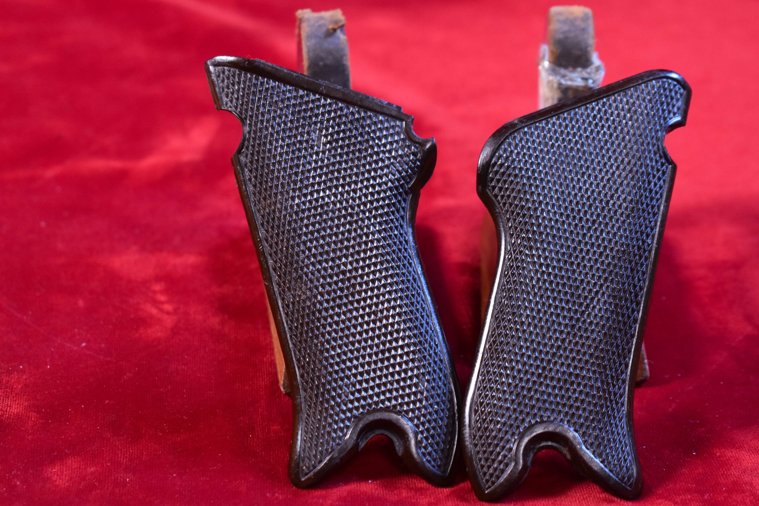 REDGRIP-1 SPRING CLEANING: RARE PAIR OF REDDISH BROWN KRIEGHOFF LUGER GRIPS - Image 1