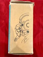 ORIGINAL US WWII ARMY AIR FORCE 1944 LEATHER FLIGHT HELMET WITH A14 OXYGEN MASK DATED 1944, STILL IN THE ORIGINAL BOX! - Image 11
